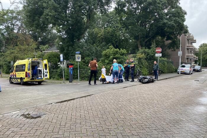 Scooterrijder gaat onderuit en raakt gewond