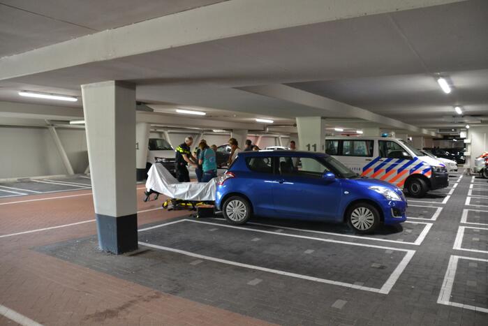Man gewond bij aanrijding in parkeergarage