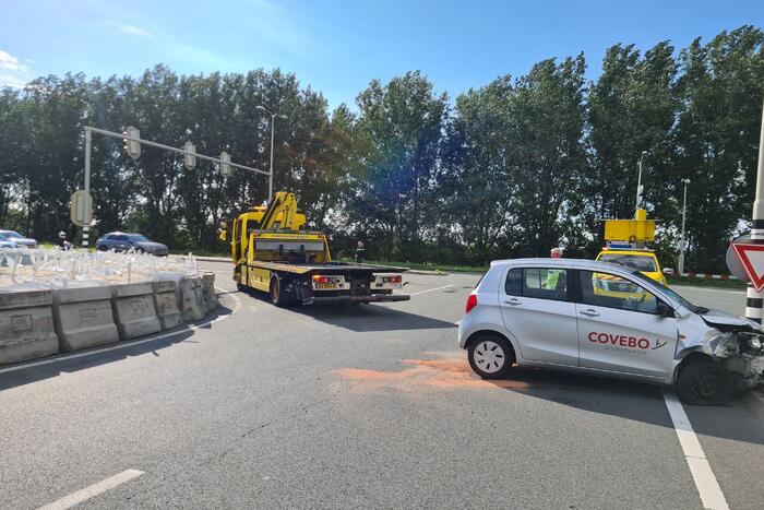 Bestuurder vliegt met auto uit de bocht en botst op betonblok