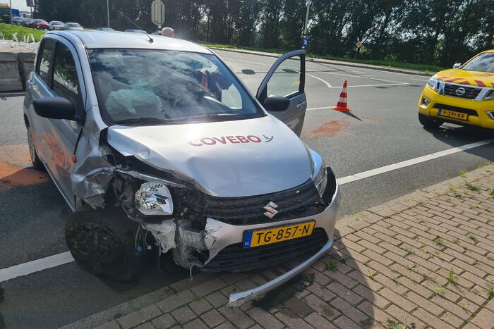 Bestuurder vliegt met auto uit de bocht en botst op betonblok