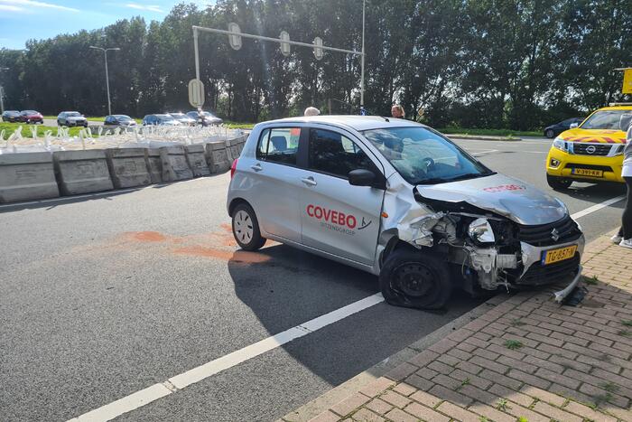 Bestuurder vliegt met auto uit de bocht en botst op betonblok