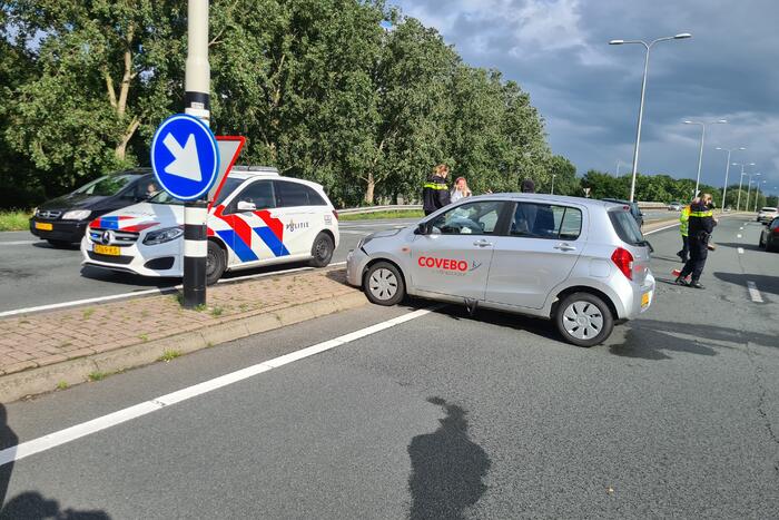 Bestuurder vliegt met auto uit de bocht en botst op betonblok