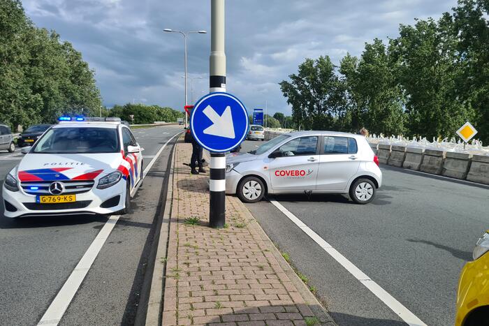 Bestuurder vliegt met auto uit de bocht en botst op betonblok
