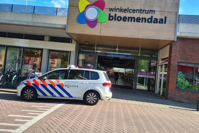 Veel politie voor bedreiging met wapen Winkelcentrum Bloemendaal