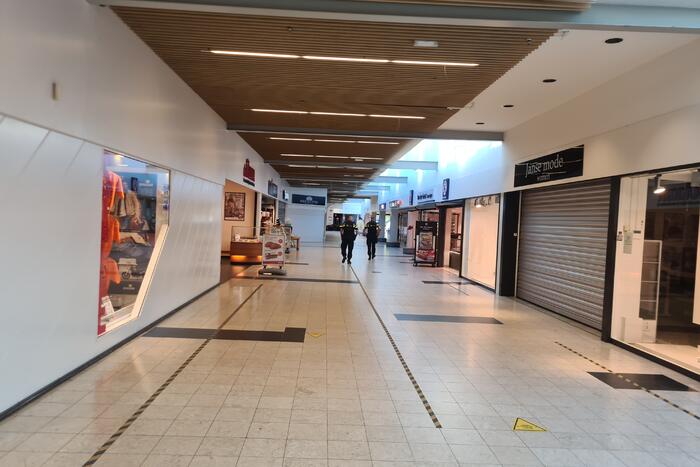 Veel politie voor bedreiging met wapen Winkelcentrum Bloemendaal