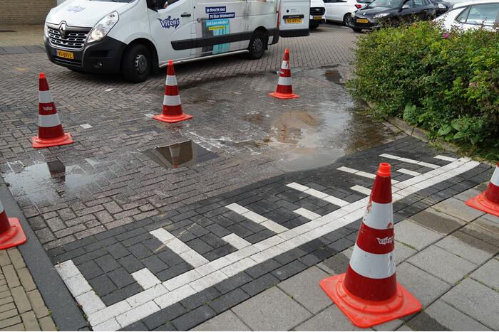 Drinkwater komt door de straatstenen omhoog