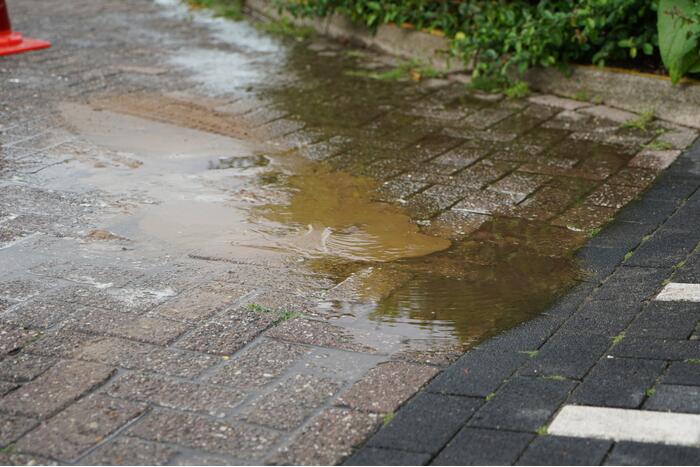 Drinkwater komt door de straatstenen omhoog