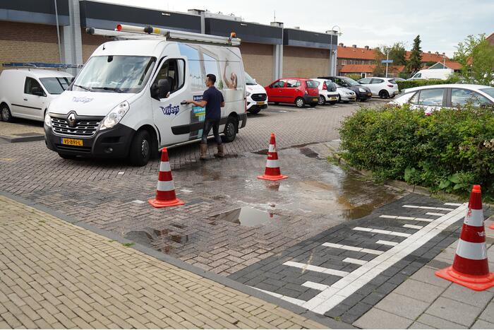 Drinkwater komt door de straatstenen omhoog