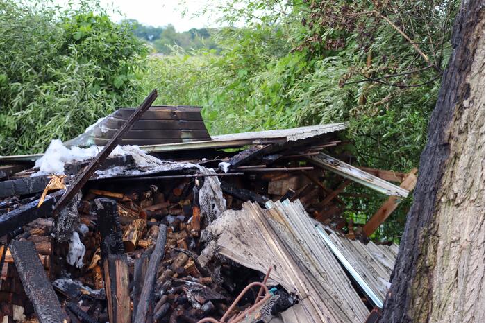 Brand in houtopslag slaat over naar schuur