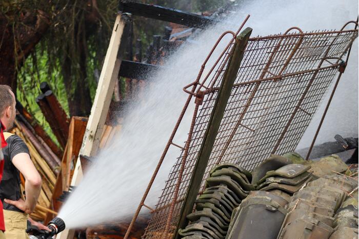 Brand in houtopslag slaat over naar schuur