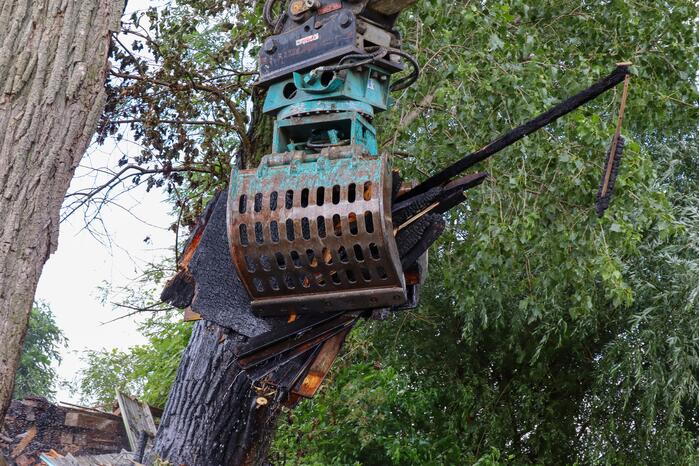 Brand in houtopslag slaat over naar schuur