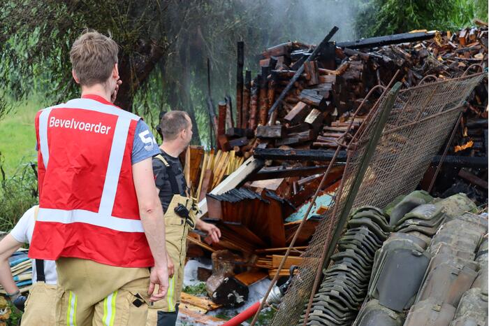 Brand in houtopslag slaat over naar schuur