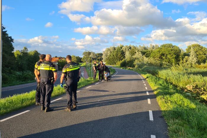 Persoon ten val met scooter