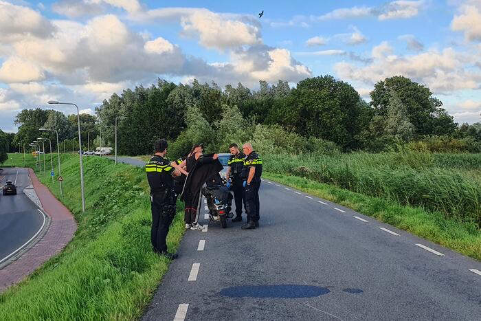 Persoon ten val met scooter