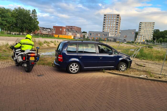 Bestuurder onder invloed rijdt door hekwerk