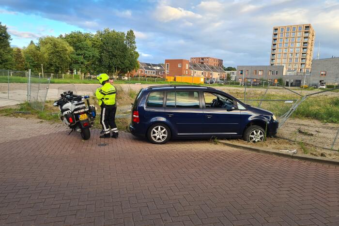 Bestuurder onder invloed rijdt door hekwerk