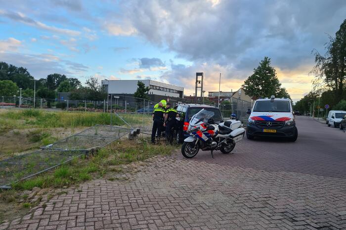 Bestuurder onder invloed rijdt door hekwerk