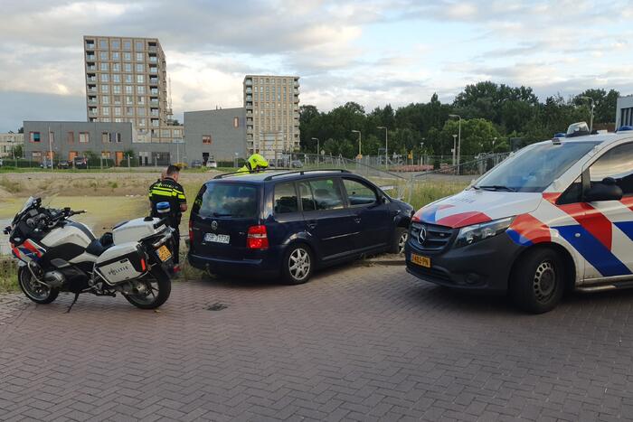 Bestuurder onder invloed rijdt door hekwerk