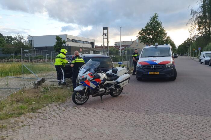Bestuurder onder invloed rijdt door hekwerk