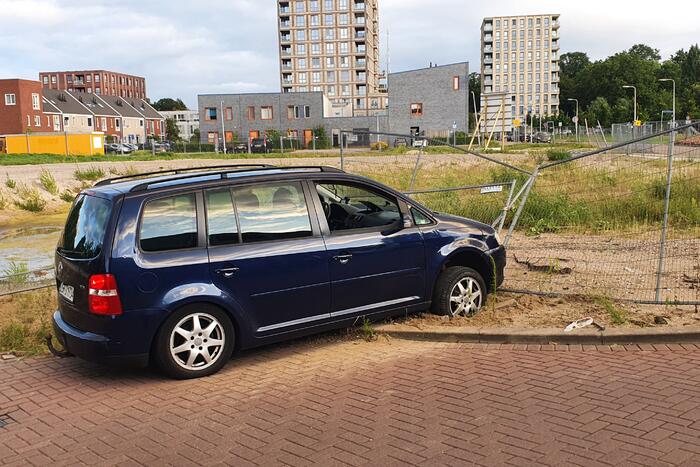 Bestuurder onder invloed rijdt door hekwerk
