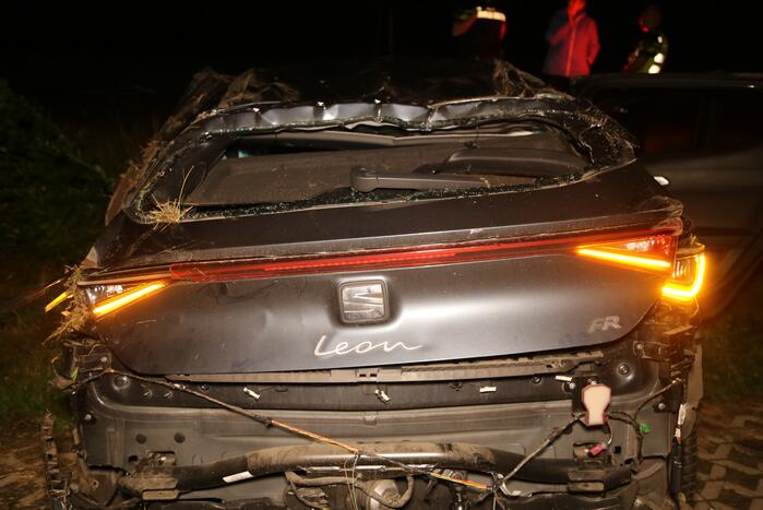 Auto raakt van de weg en belandt te water