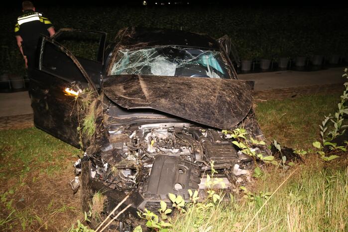 Auto raakt van de weg en belandt te water