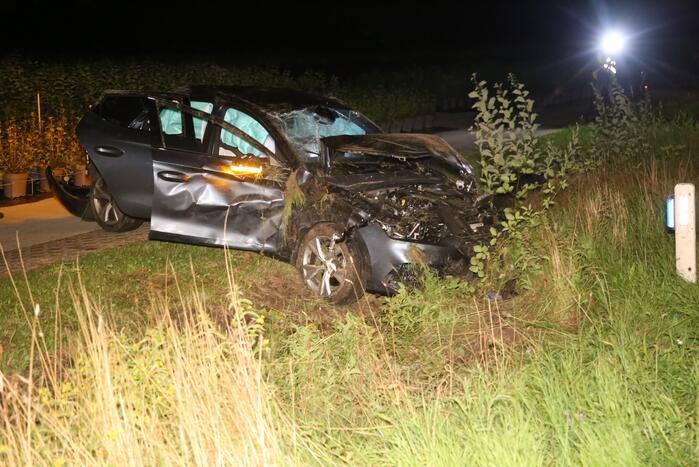 Auto raakt van de weg en belandt te water