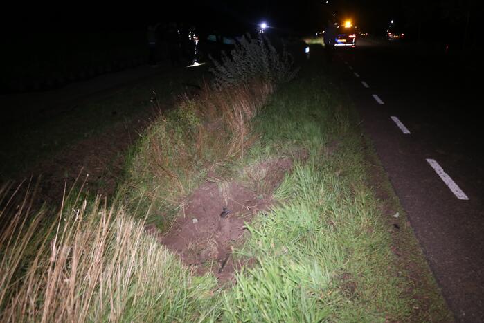 Auto raakt van de weg en belandt te water