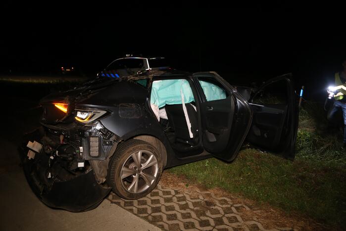 Auto raakt van de weg en belandt te water