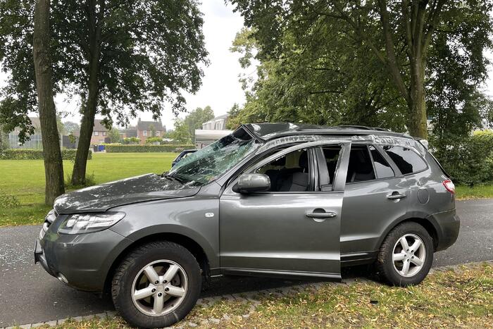 Auto slaat meerdere keren over de kop na botsing