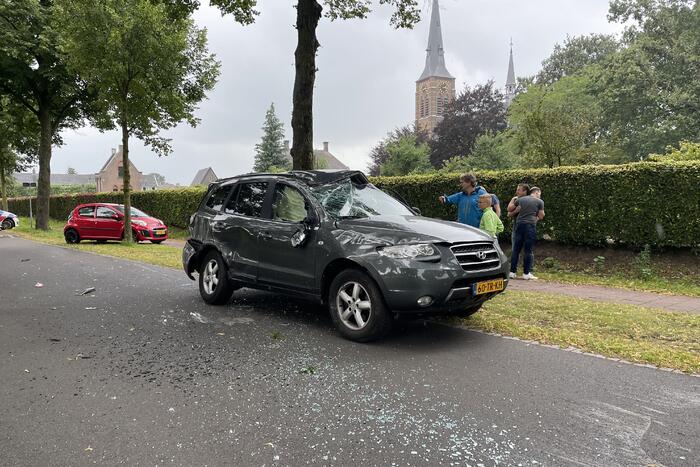 Auto slaat meerdere keren over de kop na botsing