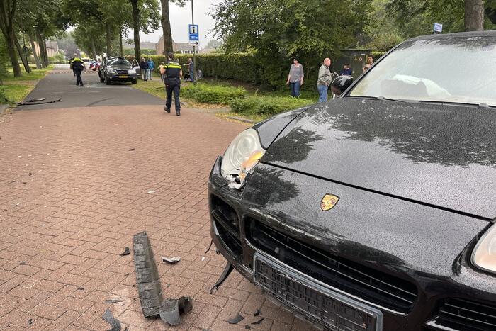 Auto slaat meerdere keren over de kop na botsing