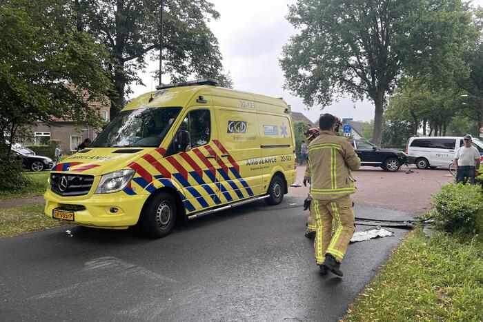 Auto slaat meerdere keren over de kop na botsing