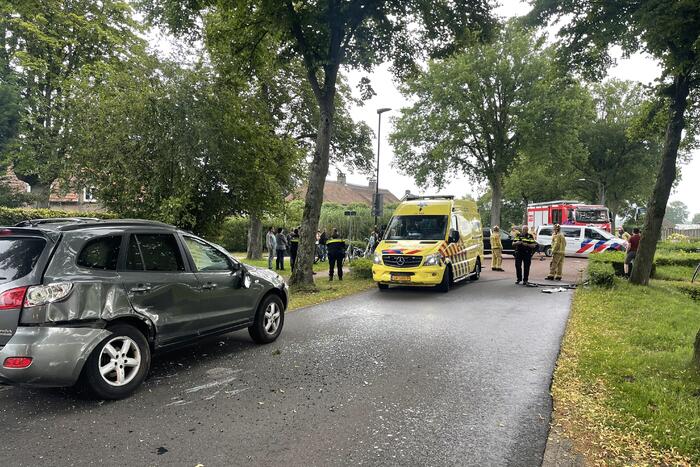 Auto slaat meerdere keren over de kop na botsing