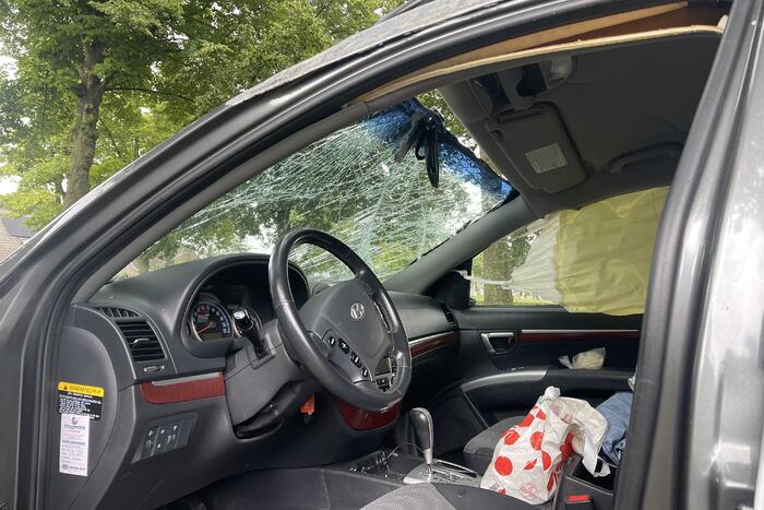 Auto slaat meerdere keren over de kop na botsing