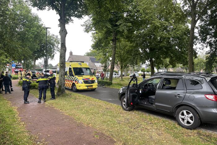 Auto slaat meerdere keren over de kop na botsing