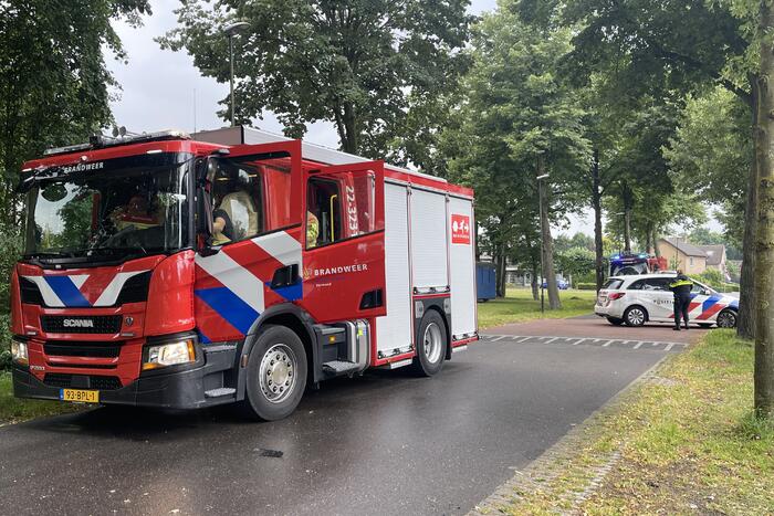 Auto slaat meerdere keren over de kop na botsing