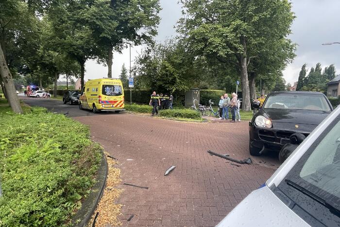Auto slaat meerdere keren over de kop na botsing