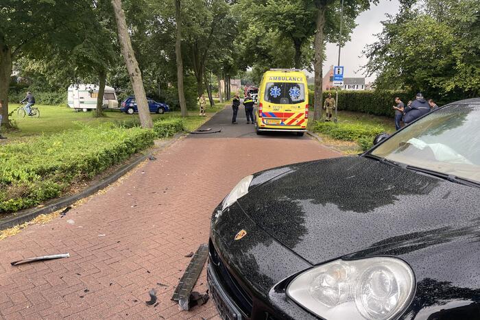 Auto slaat meerdere keren over de kop na botsing