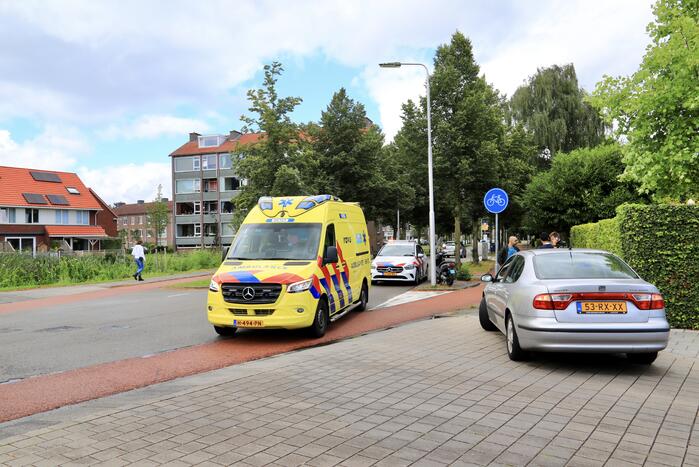 Scooterrijder schrikt en gaat onderuit