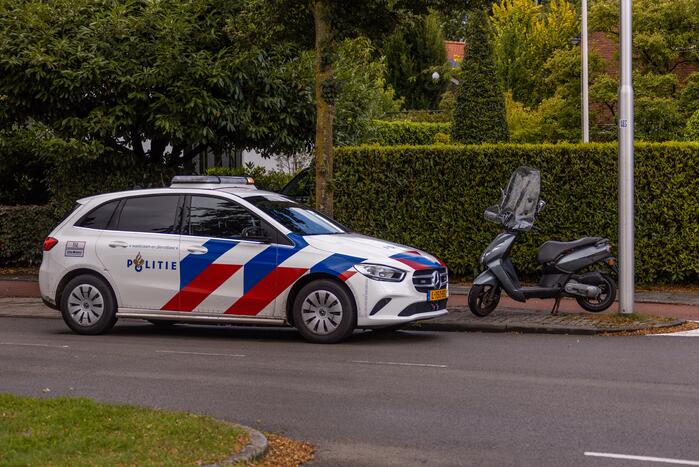 Scooterrijder schrikt en gaat onderuit
