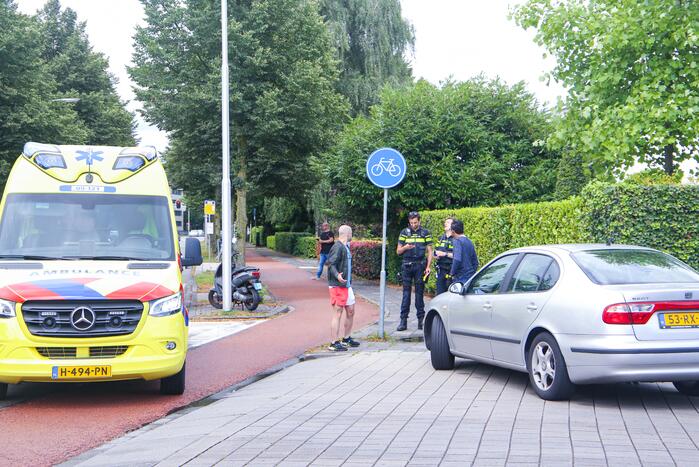 Scooterrijder schrikt en gaat onderuit