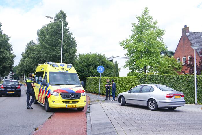 Scooterrijder schrikt en gaat onderuit