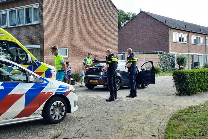 Bestuurster rijdt met personenauto tegen verkeersbord