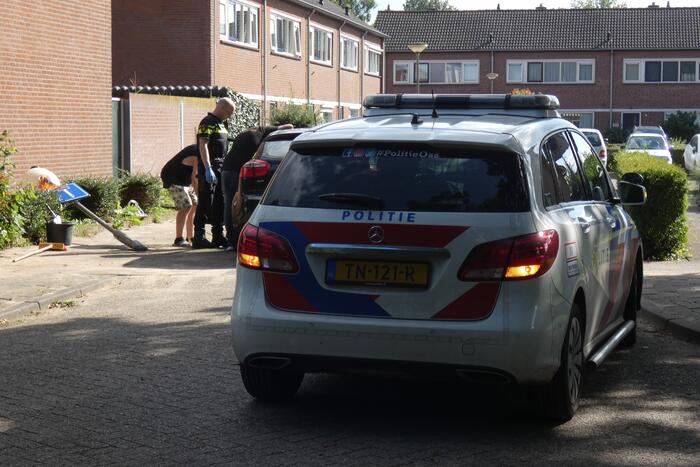 Bestuurster rijdt met personenauto tegen verkeersbord