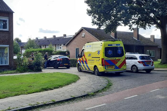 Bestuurster rijdt met personenauto tegen verkeersbord