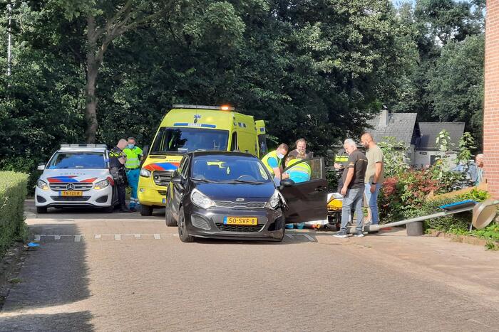 Bestuurster rijdt met personenauto tegen verkeersbord