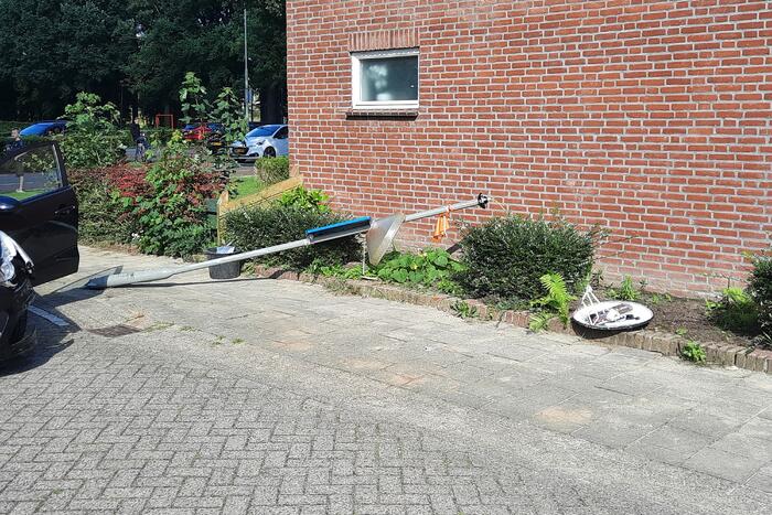 Bestuurster rijdt met personenauto tegen verkeersbord