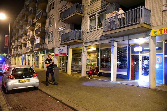 Schoten gelost op woning en winkelpand