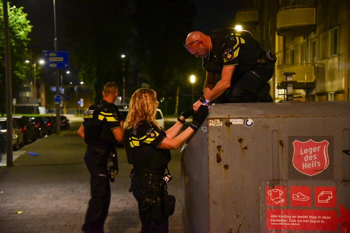 Schoten gelost op woning en winkelpand